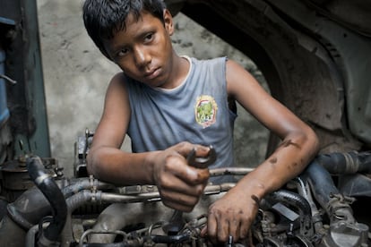 Emon Hawlader tiene 13 años. Vive en el 'slum' de Shampur, en Dacca. Trabaja entre nueve y diez horas diarias reparando motores de vehículos desde hace dos años y medio. A mitad de jornada acude a la escuela. Pero a veces, por el estrés, la carga de trabajo o las agresiones de su jefe, no puede asistir a clase.