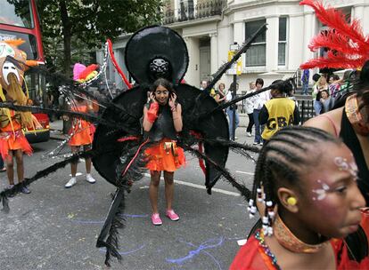 Creado en 1964 por los inmigrantes afrocaribeños residentes en Londres como respuesta a la oleada de incidentes racistas de la época, el carnaval de Notting Hill mantiene el tinte reivindicativo originario, aunque diluido en una faceta mucho más turística.