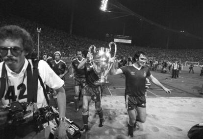 Larry Lloyd, jugador del Nottingham, celebrando la Copa de Europa que el equipo ganó en Múnich en 1979.