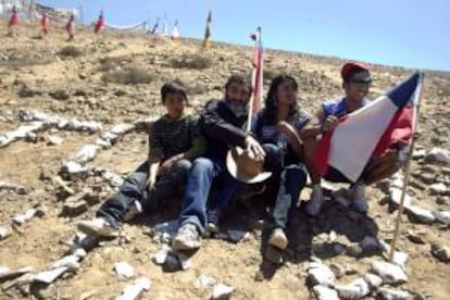 Los mineros Jorge Galleguillos (2iz) y Jimmy Sánchez (d), dos de los 33 trabajadores que estuvieron atrapados en el yacimiento San José, en el desierto de Atacama (Chile). EFE/Archivo