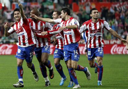 Los jugadores del Sporting celebran un gol ante el Hércules.