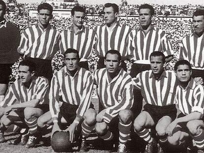 Agachados, los cinco futbolistas que compusieron la delantera mítica del Athletic. De izquierda a derecha, Iriondo, Venancio, Zarra, Panizo y Gaínza.