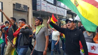 Jóvenes protestando en Cochabamba contra el resultado electoral en octubre de 2019.