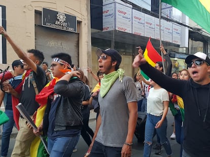 Jóvenes protestan en Cochabamba contra el resultado electoral en octubre de 2019.