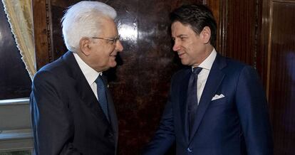 El Primer Ministro dimisionario de Italia, Giuseppe Conte, da la mano al Presidente de Italia, Sergio Mattarella, al llegar al Palacio Presidencial del Quirinal en Roma