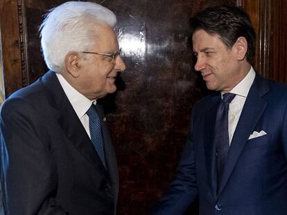 El Primer Ministro dimisionario de Italia, Giuseppe Conte, da la mano al Presidente de Italia, Sergio Mattarella, al llegar al Palacio Presidencial del Quirinal en Roma