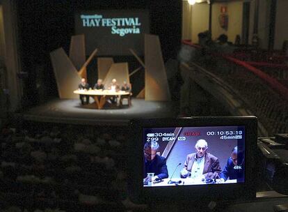 El escritor Juan Goytisolo, en primer plano, en uno de los debates literarios del Hay Festival de Segovia.