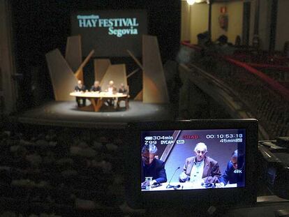El escritor Juan Goytisolo, en primer plano, en uno de los debates literarios del Hay Festival de Segovia.