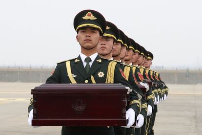 Soldados chinos cargan con las urnas de soldados caídos en la guerra de Corea 1920-1953, durante una ceremonia en el aeropuerto internacional de Incheon (Corea del Sur).