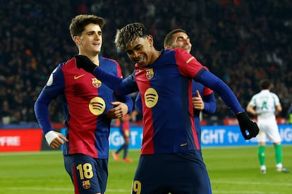 Lamine Yamal celebra su gol este miércoles ante el Betis con Pau Víctor y Ferran Torres.