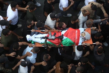 Una multitud acompañaba el cadáver de un miliciano palestino, supuestamente abatido en un enfrentamiento con las tropas israelíes, durante su funeral en la ciudad cisjordana de Yenín, el miércoles.