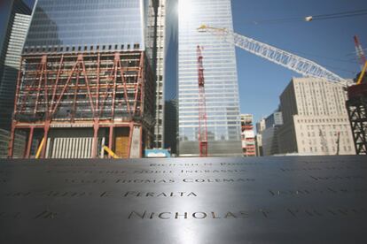 Los nombres de las víctimas, frente al solar donde antes se erguían las Torres Gemelas (Foto: AP /National September 11 Memorial & Museum).