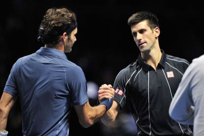 Djokovic saluda a Federer tras el partido