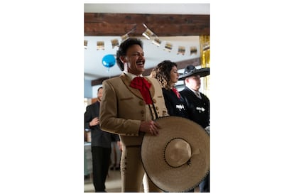 Pedro Fernández en su papel como Rosendo Cuevas, en la serie Mariachis (2023),  una producción de HBO Max.