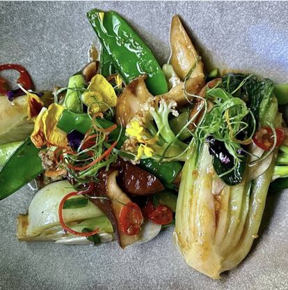 Verduras al wok con pack choi, edamame, setas shiitake, castañas de agua y boletus. J.C. CAPEL