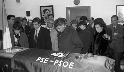 Capilla ardiente del abogado Fernando Múgica Herzog de 62 años, militante histórico del PSOE y asesinado por ETA en 1996.