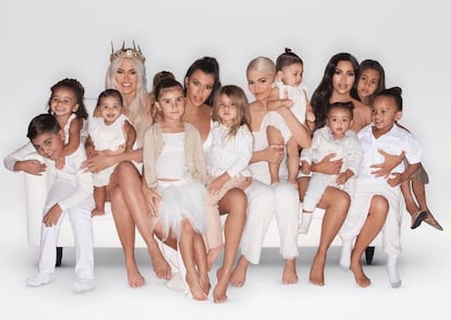 Khloé, Kourtney, Kylie y Kim Kardashian con todos sus hijos en una imagen de Instagram.