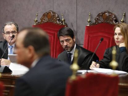 Los abogados que representan a Siemens Gamesa, escuchan al CEO, el alemán Markus Tacke.