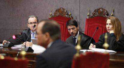 Los abogados que representan a Siemens Gamesa, escuchan al CEO, el alemán Markus Tacke.