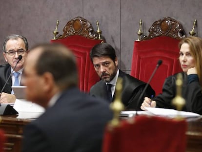 Los abogados que representan a Siemens Gamesa, escuchan al CEO, el alemán Markus Tacke.