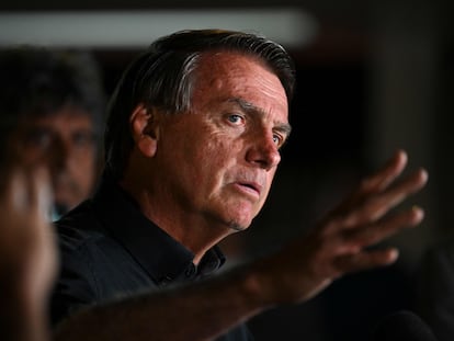 Jair Bolsonaro comparece ante los medios tras conocer los resultados el domingo por la noche, en Brasilia.
EVARISTO SA (AFP)