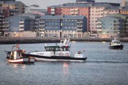 El pesquero "Divina Providencia" (i) escoltado por la Guardia Civil y vigilado por una patrullera de la policía de Gibraltar (d), esta mañana, 16 de agosto de 2012, en aguas cercanas al Peñón de Gibraltar.