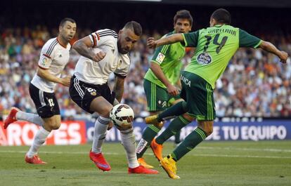 Otamendi disputa el balón con Orellana