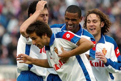 Luciano Galletti, Álvaro Luiz Maior y Gabriel Milito celebran el tercer gol del Zaragoza, marcado por Leonardo Daniel Ponzio.