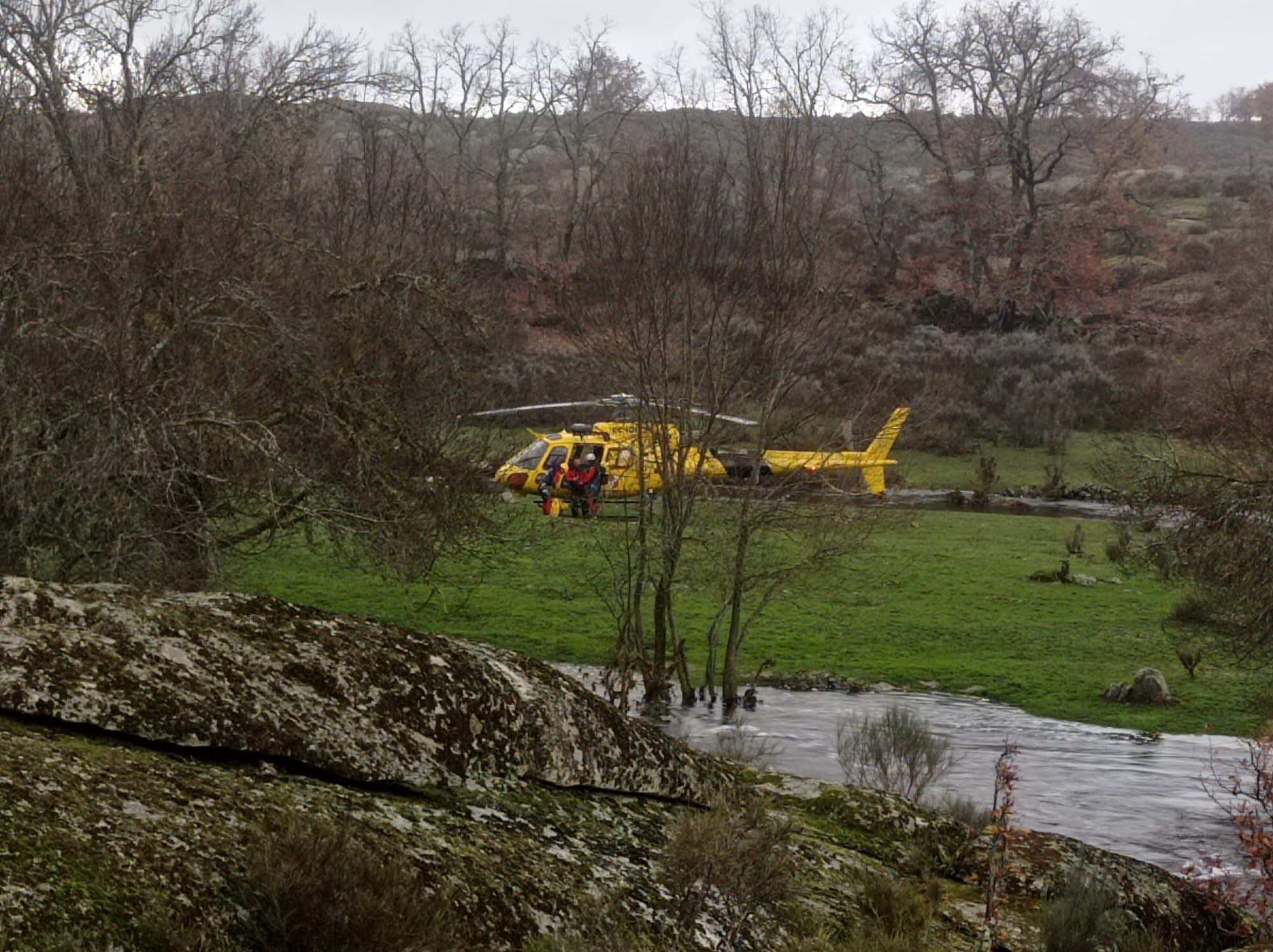 Un helicóptero en la zona del suceso, este miércoles. 