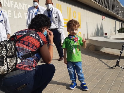 Lleïr, junto a su madre, en el hospital Vall d'Hebron de Barcelona.