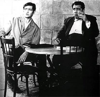 José Lezama Lima (a la derecha) y Julio Cortázar, en la terraza del restaurante El Patio, en 1963, en una foto de Chinolope.