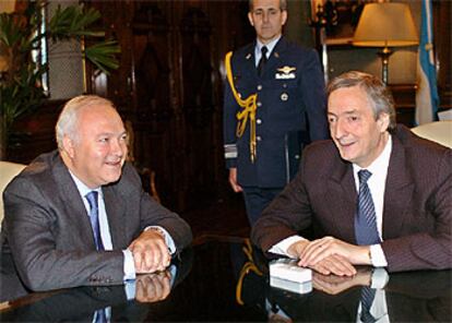 Miguel Ángel Moratinos, durante su entrevista con el presidente Néstor Kirchner en Buenos Aires.