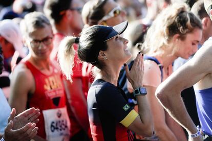 Una mujer espera el inicio de la maratón.