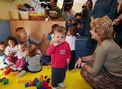 La presidenta regional, Esperanza Aguirre, con los niños del <i>Cocherito Leré</i>.