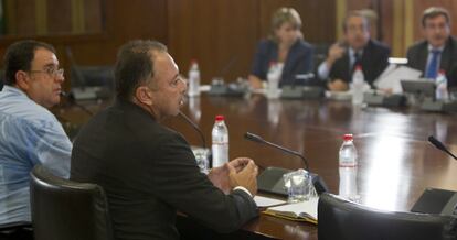 El exdirector de Trabajo Daniel Rivera, momentos antes de empezar a declarar en la comisión de investigación de los ERE.