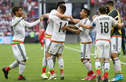 El equipo de M&eacute;xico celebra uno de sus goles