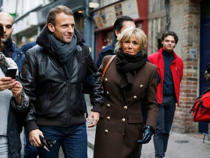 Macron y su esposa, Brigitte, este jueves en Honfleur.