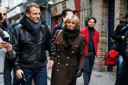 Macron y su esposa, Brigitte, este jueves en Honfleur.