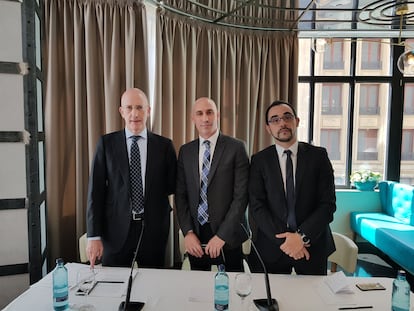 Luis Rubiales, junto a Tomás González Cueto y Alfredo Olivares, en 2018.