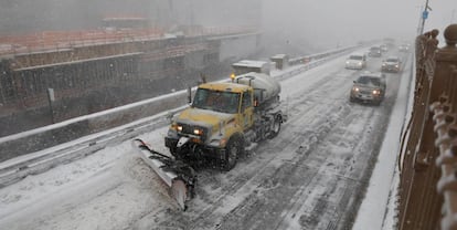 Una quitanieves trabaja este lunes en la autopista de Brooklyn a Queens.