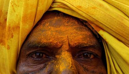 Un devoto pintado con cúrcuma, espera ante una procesión en el templo de Khandoba durante 'Somvati Amavasya', en Jejuri (India).