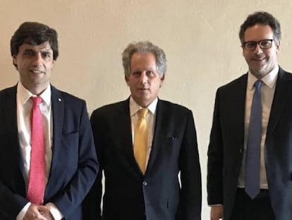 El director interino del FMI, David Lipton, tras su reunión con el ministro de Economía de Argentina, Hernán Lacunza, y el titular del Banco Central, Guido Sandleris, el martes en Nueva York.