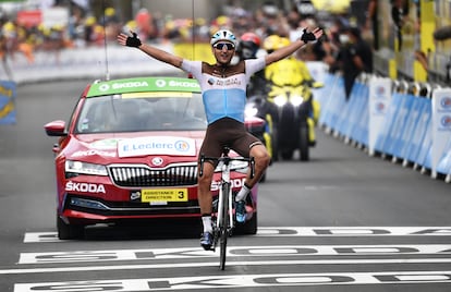 Peters celebra su triunfo en la meta de Loudenvielle