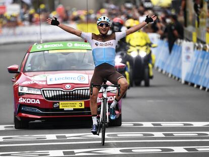 Peters celebra su triunfo en la meta de Loudenvielle