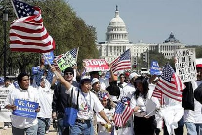 Un grupo de manifestantes ondea banderas de EE UU junto al Capitolio, en Washington.