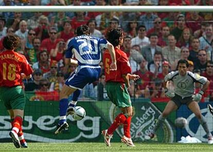 Instante en el que Karagounis, ante Couto, conecta el disparo con el que batió al portero portugués Ricardo en el primer gol.