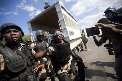 Una policía nacional herida tras los enfrentamientos con los manifestantes del 13 de febrero en Puerto Príncipe.