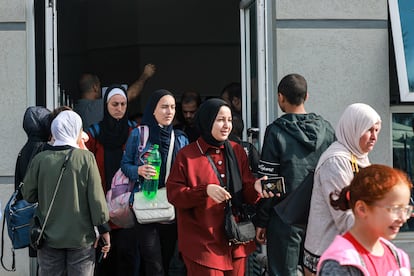 Varias personas salían este lunes de la franja de Gaza por el paso fronterizo de Rafah, que une el enclave palestino con Egipto.