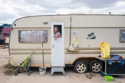 Una mujer en su caravana en la finca donde viven los feriantes.