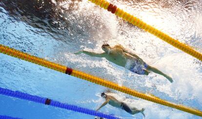 Phelps en un momento de la prueba de los 4 x 100 libres